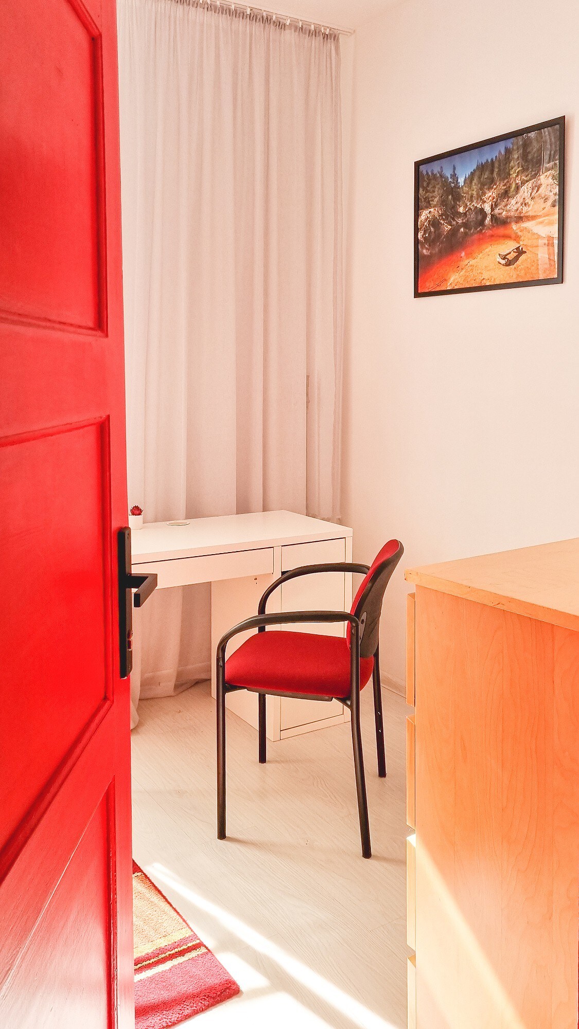 历史悠久的联排别墅中带红色门的房间