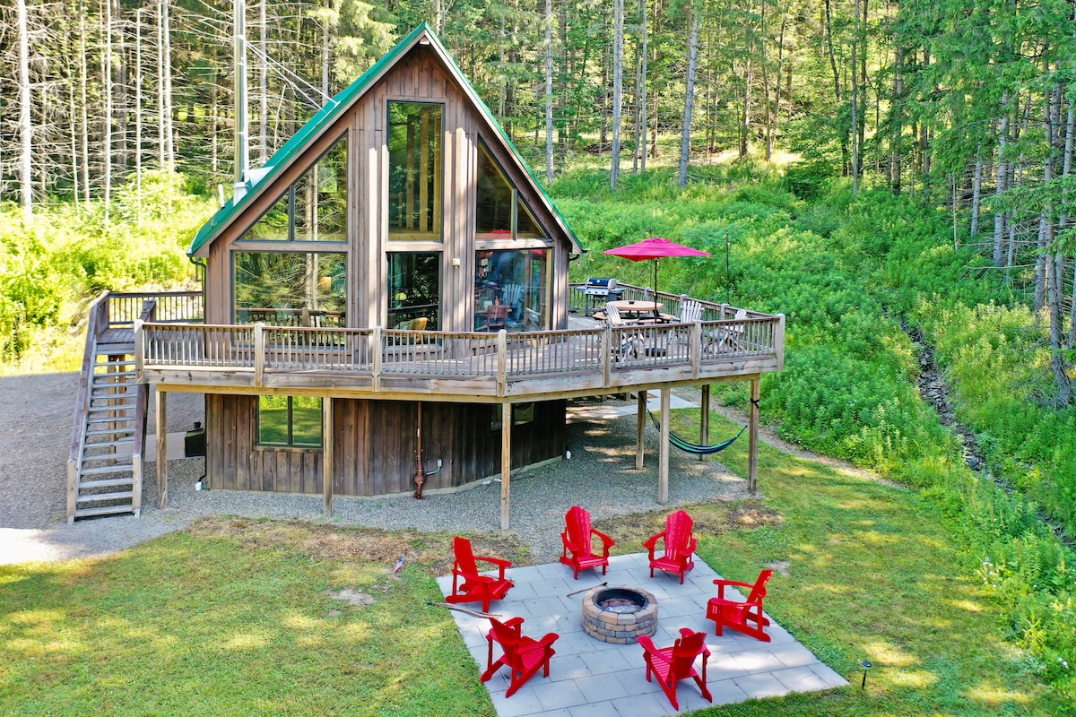 Hot Tub & Fire Pit~The Pines Chalet