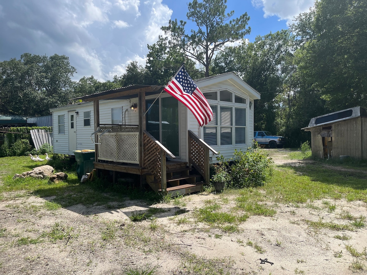 Entire Mobile Home 20 min from New Smyrna Beach