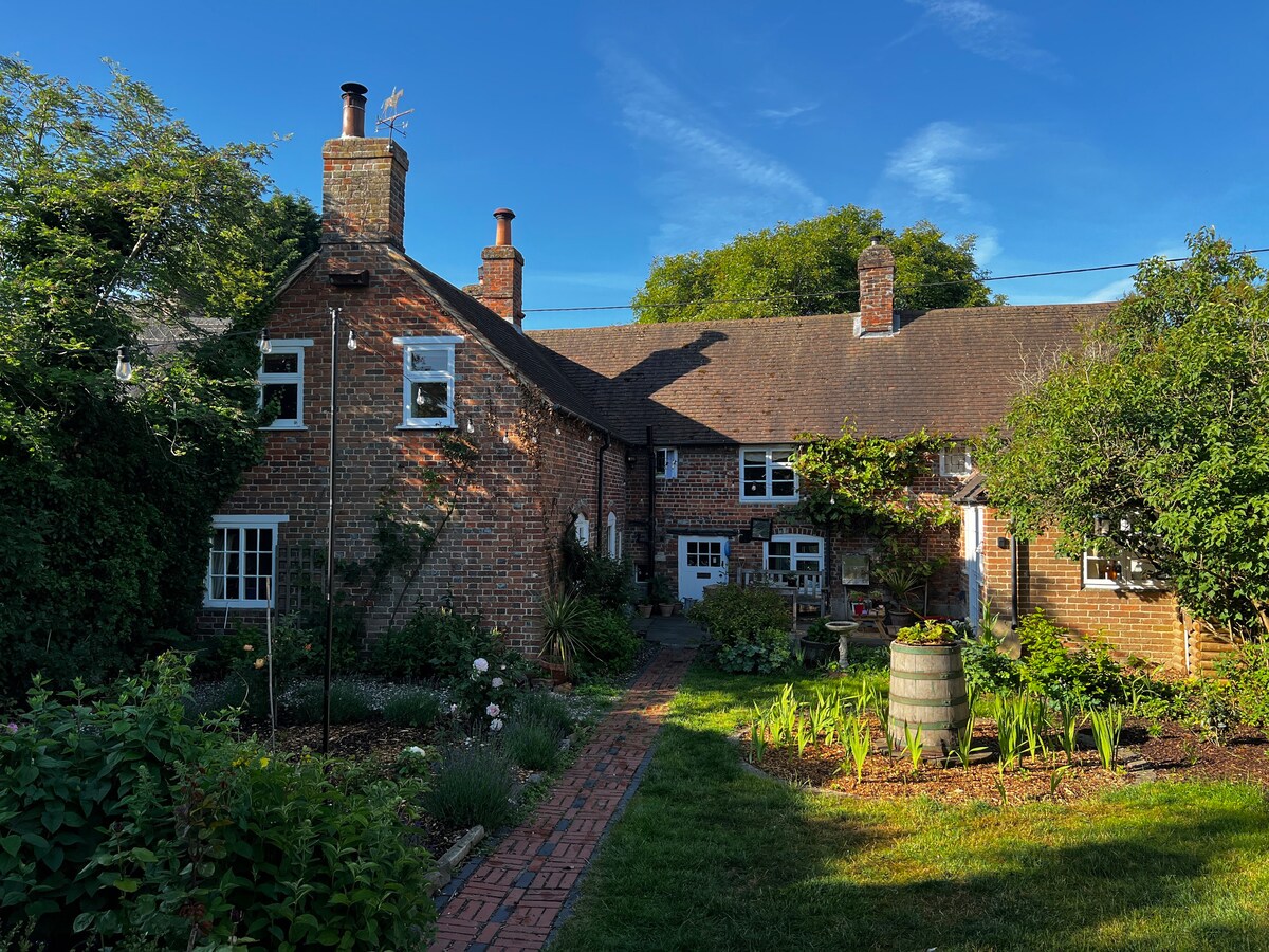 位于美丽的威尔特郡村（ Wiltshire village ）拥有200年历史的乡村小屋