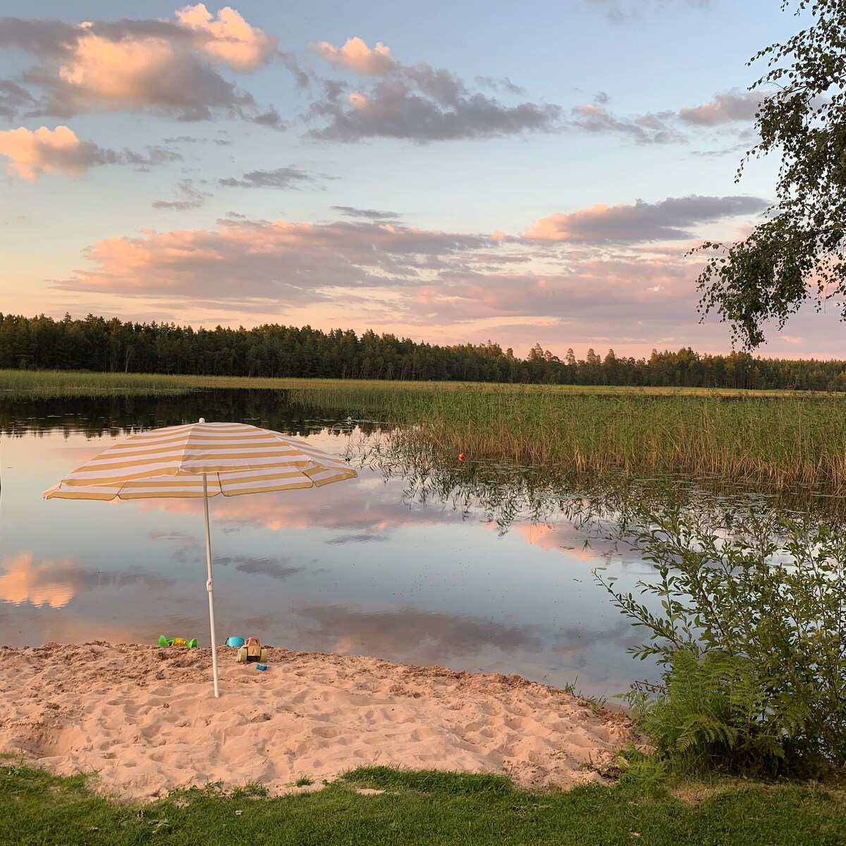 Stuga med strandtomt