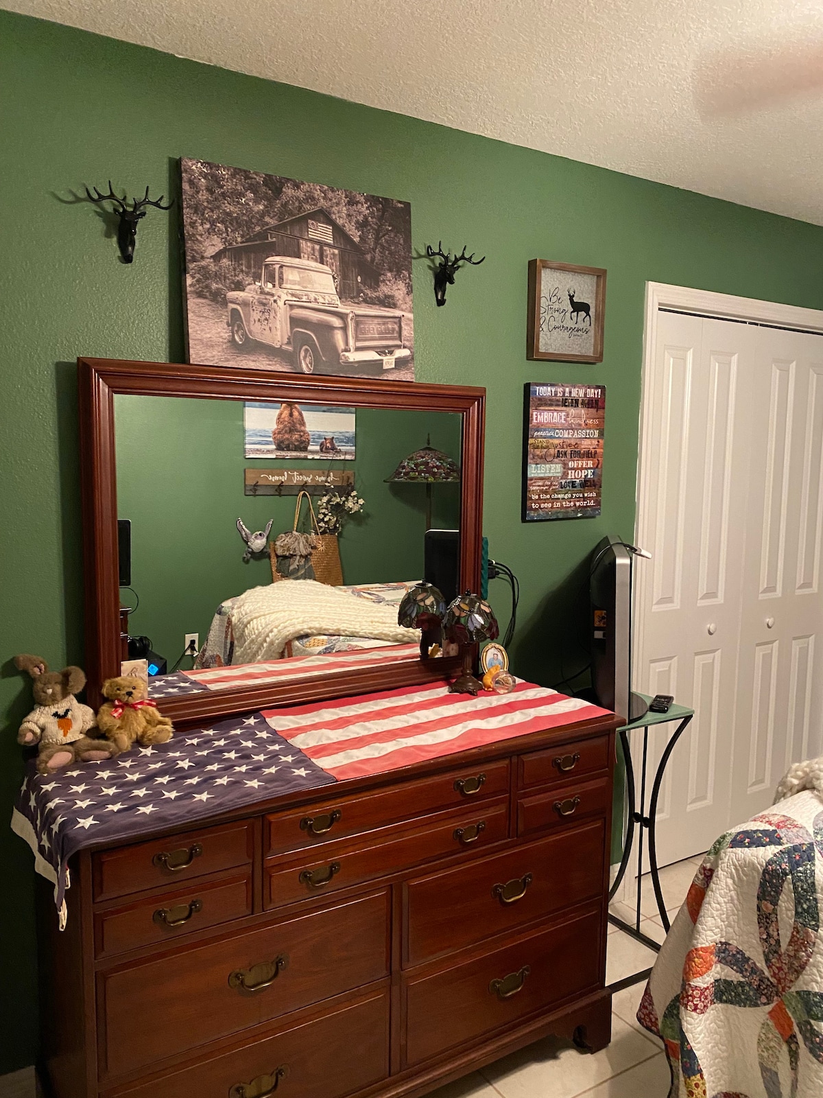 Bear Country-New Queen bed, full bathroom near by