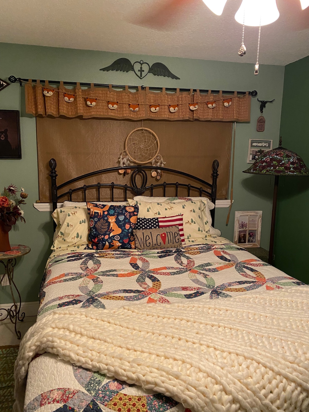 Bear Country-New Queen bed, full bathroom near by