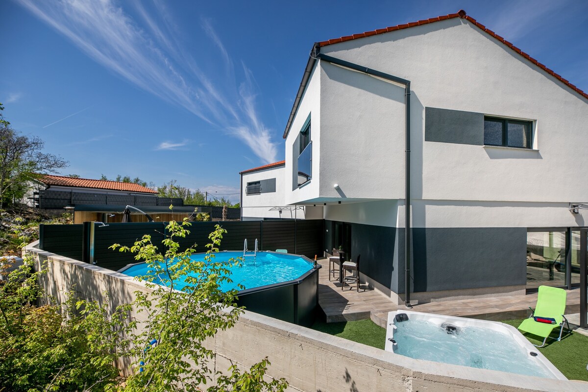 Villa Veroniq带泳池和按摩浴池