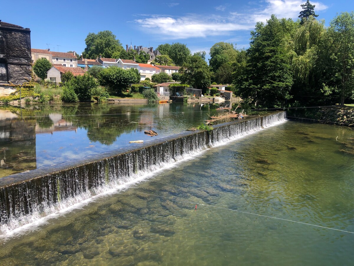 Jarnac, charmante maison au bord du fleuve