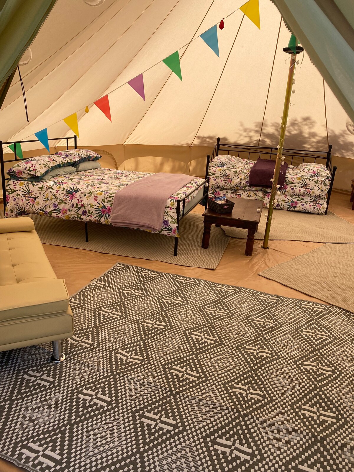 钟形帐篷-可睡6张床，配备优质床上用品