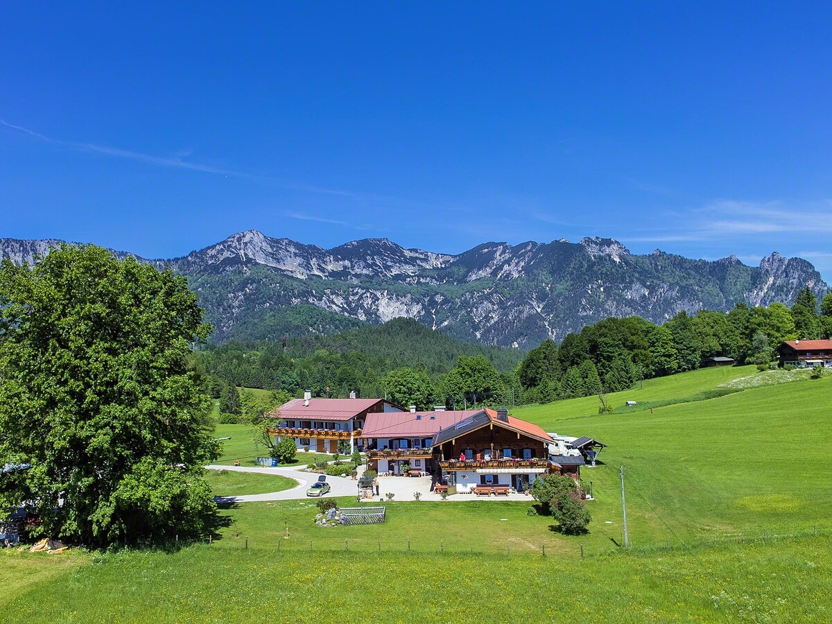 Dreibettzimmer mit Balkon und Bergblick