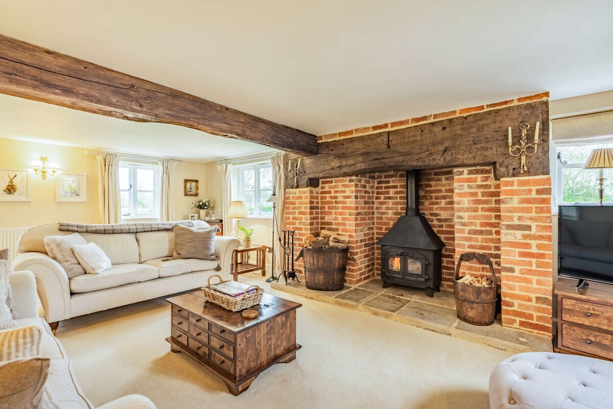 Beautiful thatched country 4 Bedroom Cottage