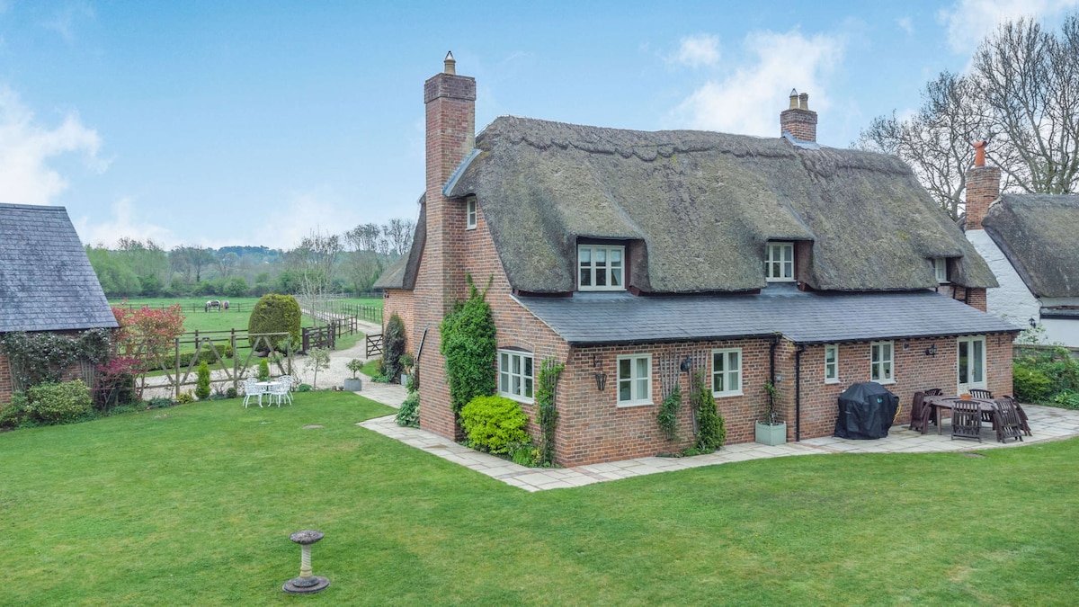 Beautiful thatched country 4 Bedroom Cottage