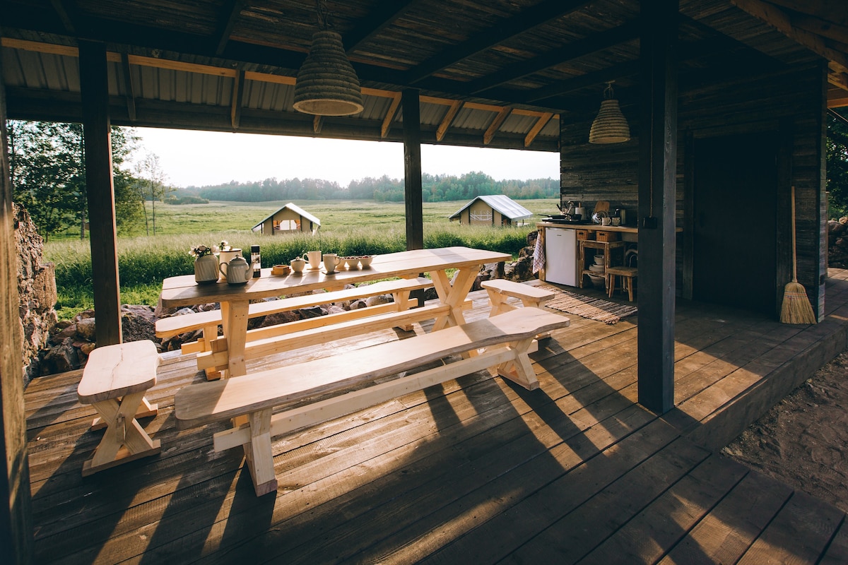 Muuski Glamping: West Tent w/Outdoor Hot Tub