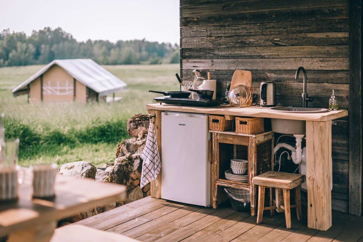 Muuski Glamping: West Tent w/Outdoor Hot Tub