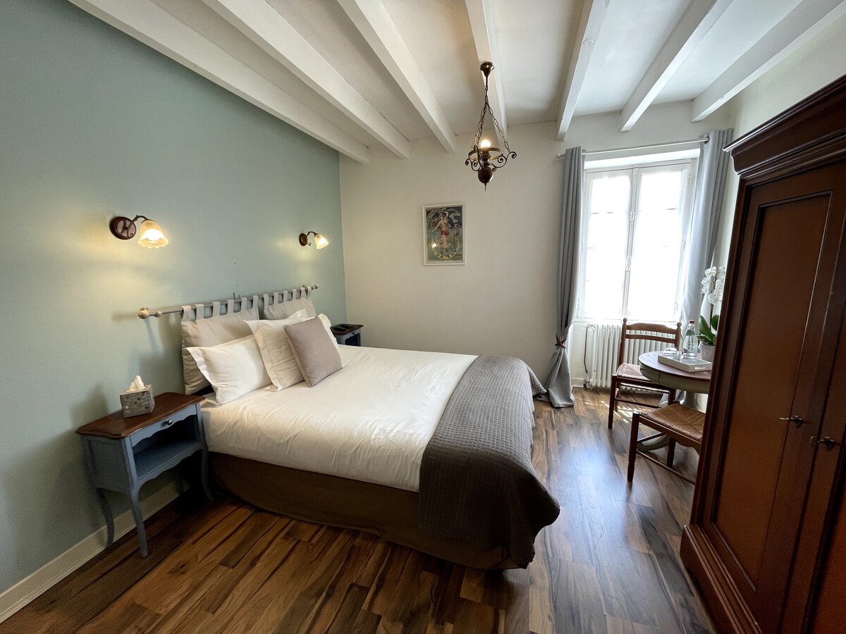 法式精品酒店的迷人卧室