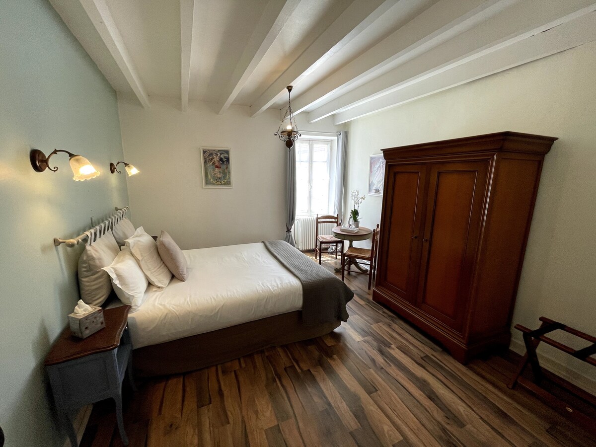 法式精品酒店的迷人卧室