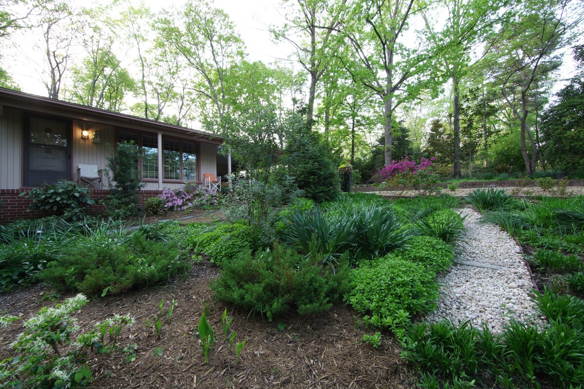 Lovely Writer's Retreat and Garden Sanctuary
