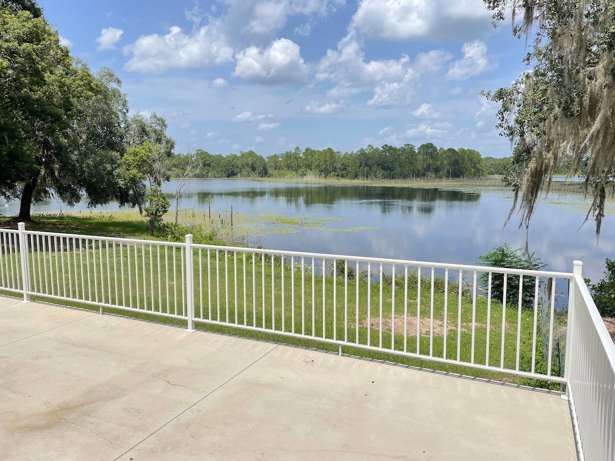 Beautiful, clean, quiet 4bd 3br private lake house