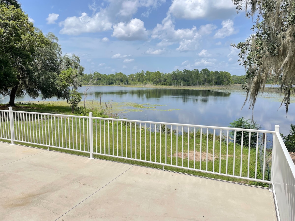 Beautiful, clean, quiet 4bd 3br private lake house