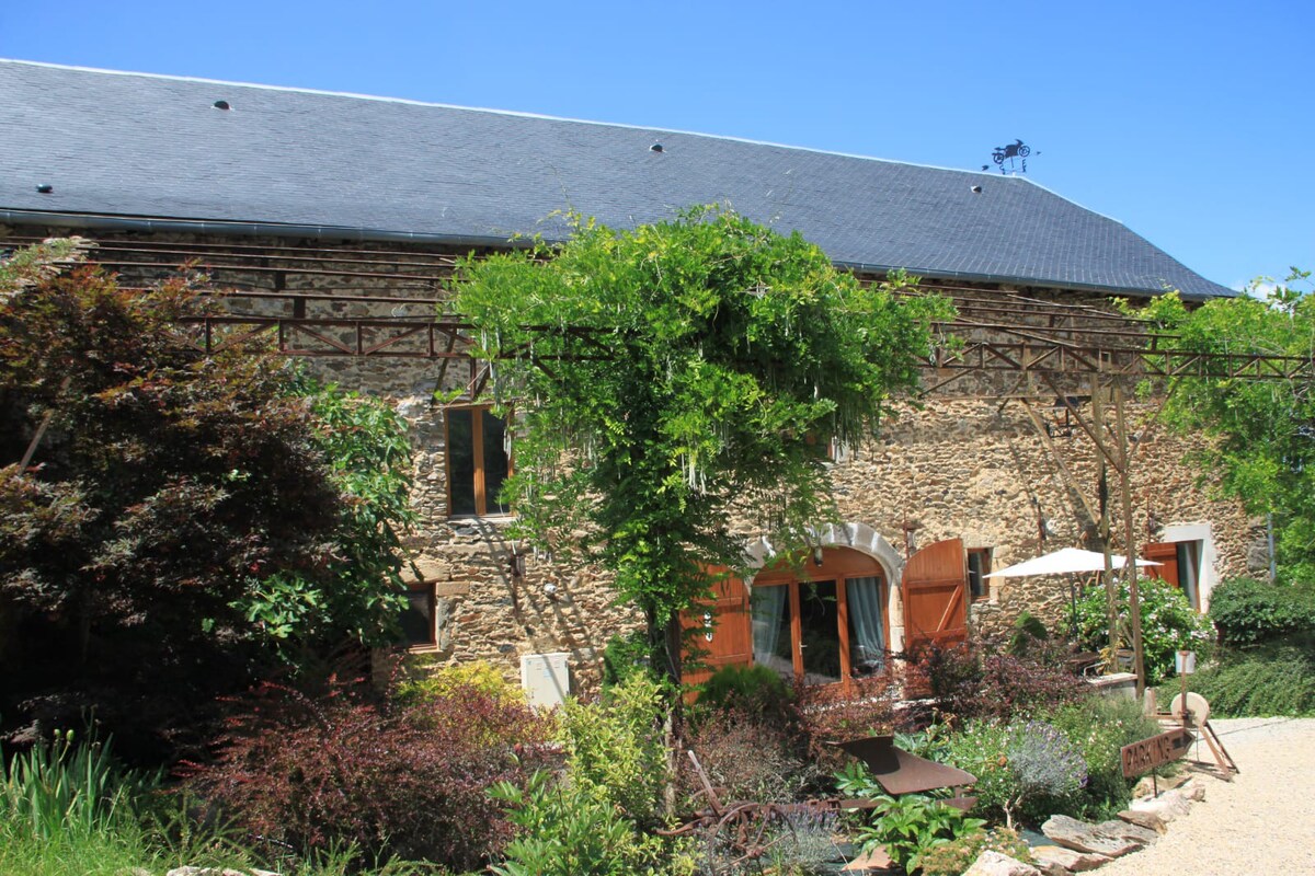 Gîte en Aveyron : La Vieille Grange avec piscine