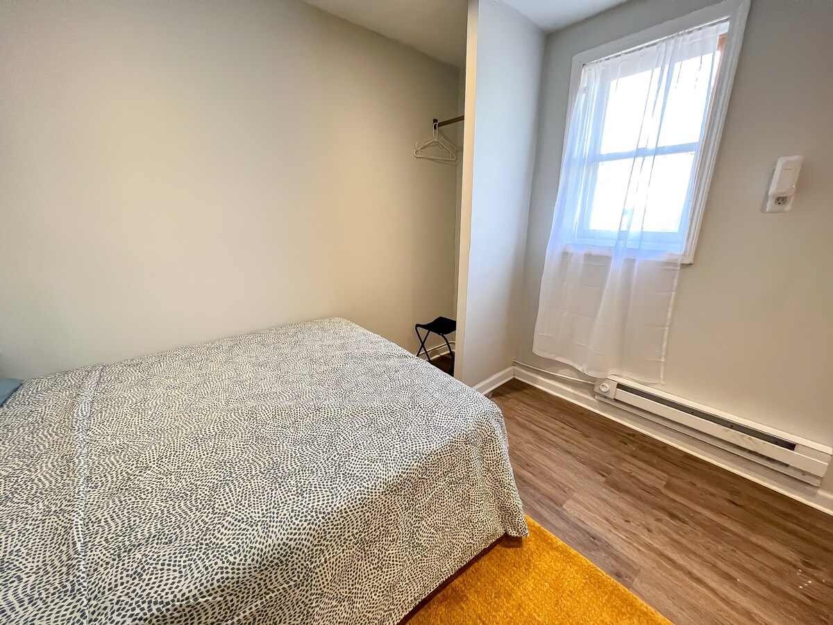 Cozy Bedroom with Private Mini Kitchen