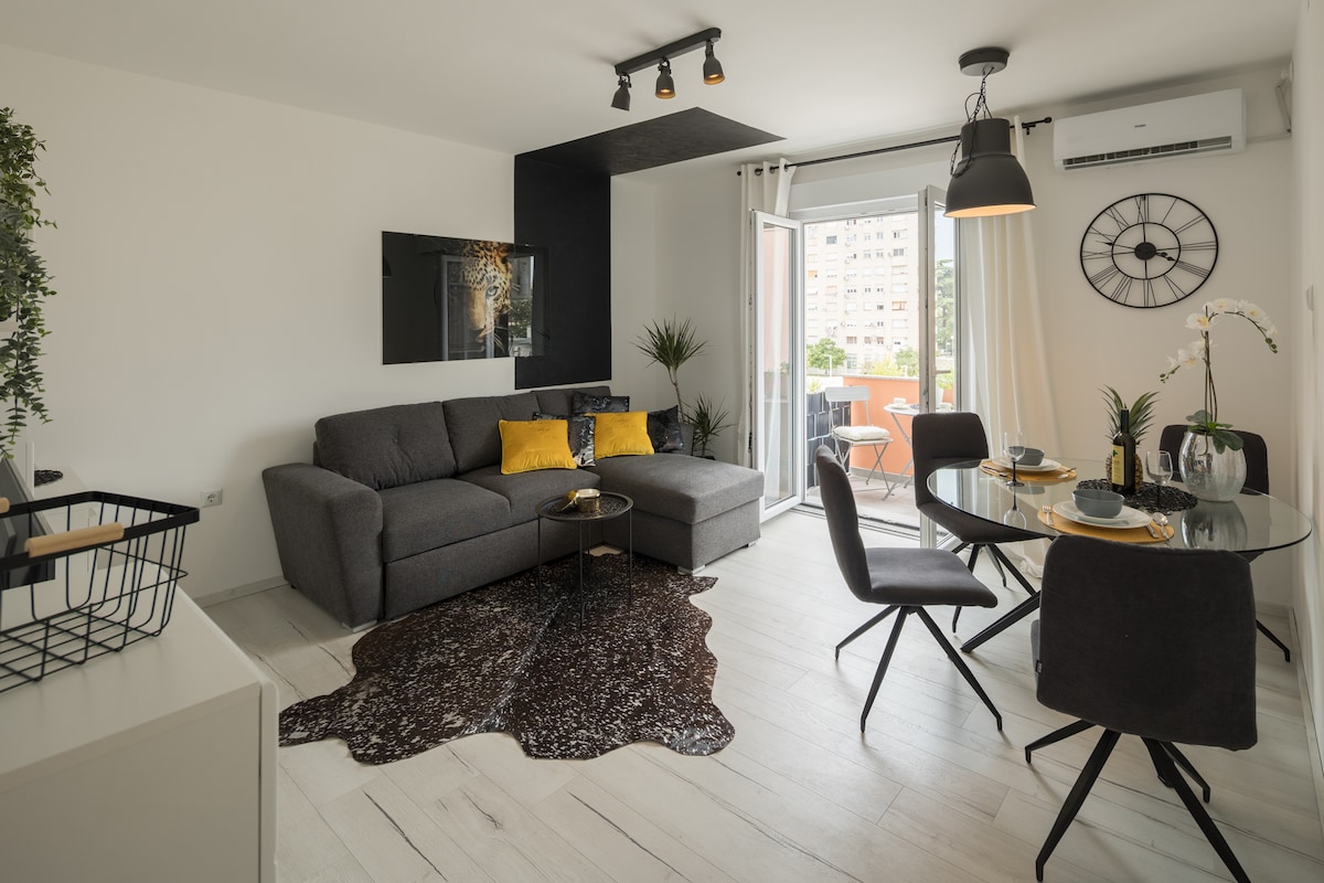 Luxury Black and White apartment Pula