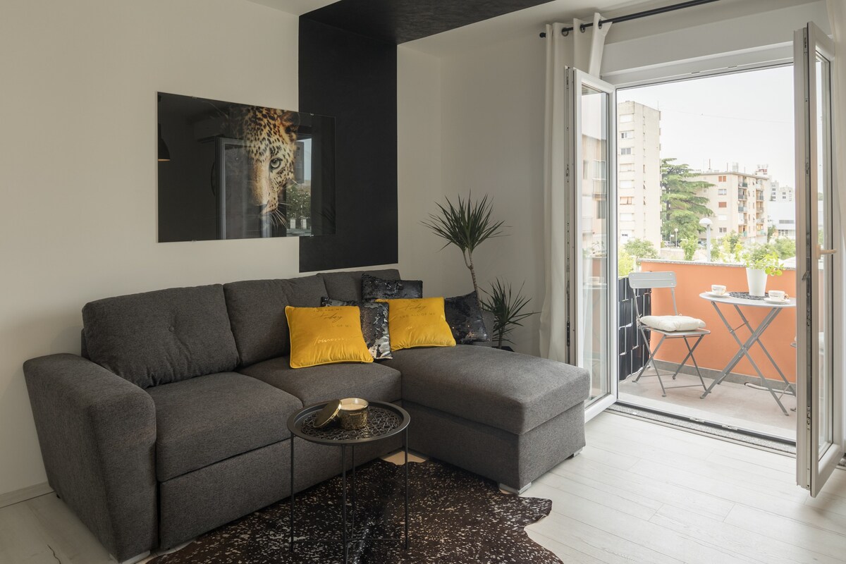 Luxury Black and White apartment Pula