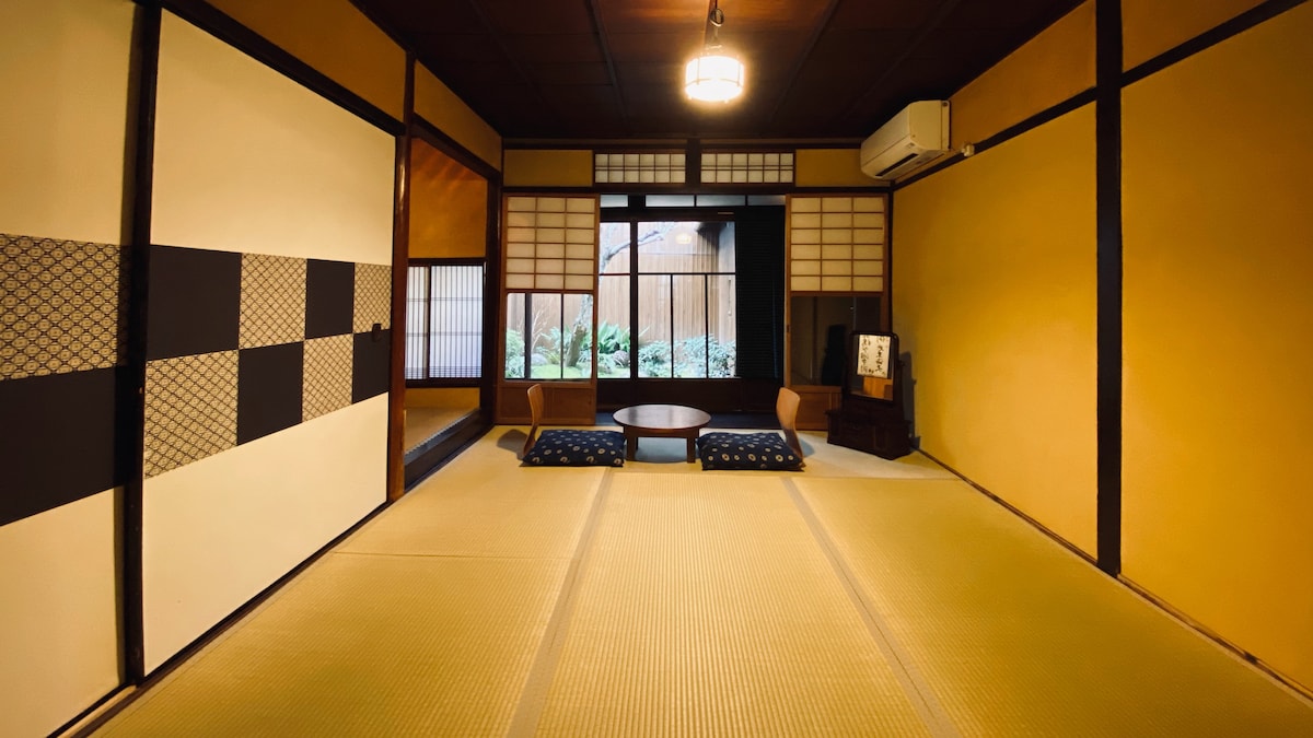 A townhouse over 100 years old! 【2 pax, 1F】