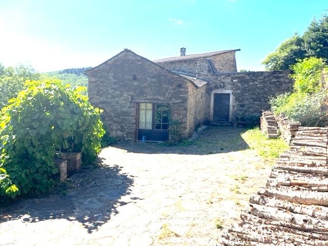 Maison en pierre isolée dans un hameau au calme