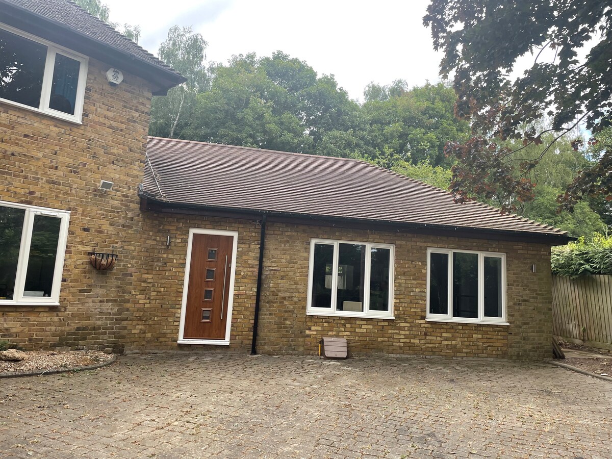4/5 detached, annex & pool. Close to Silverstone