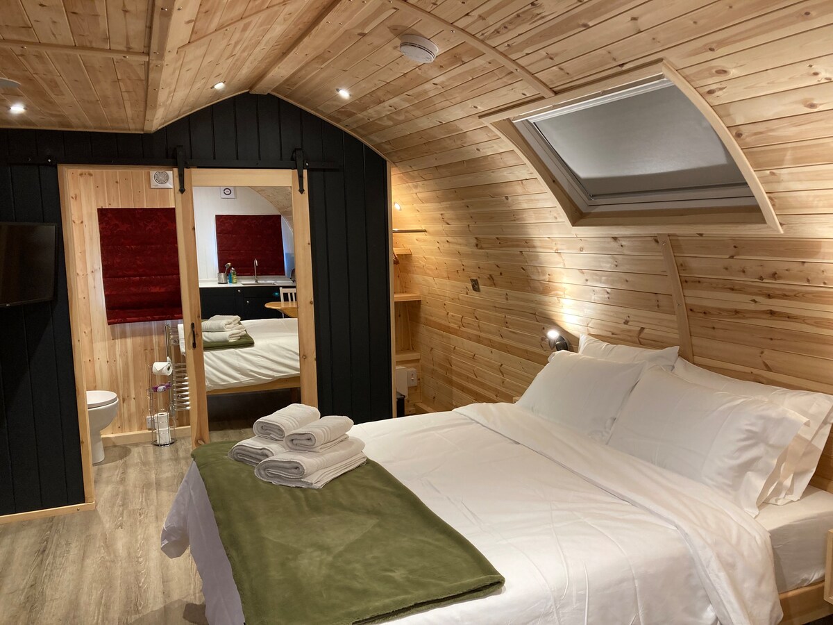 Blackthorn Luxury Glamping Pod