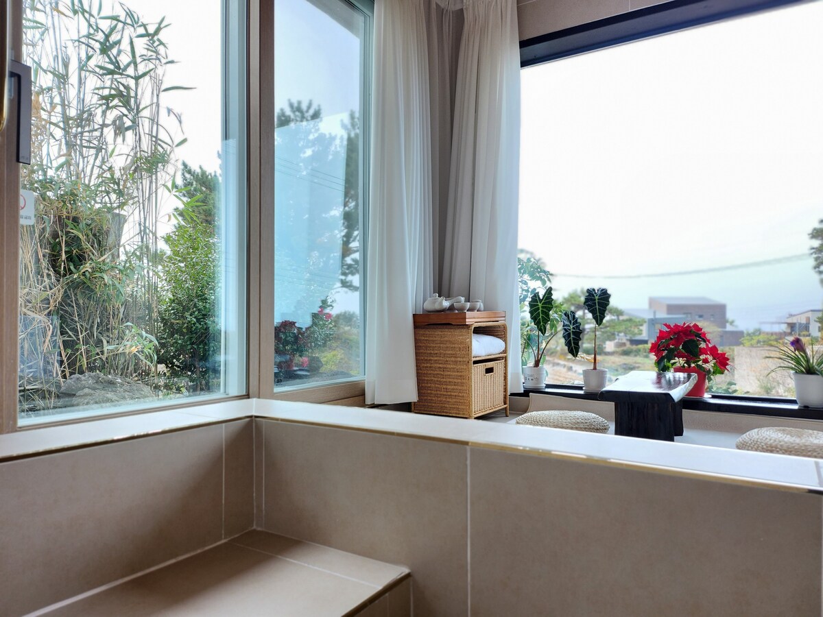 Arandi Aewol。户外和室内按摩浴缸，在室外和室内按摩浴缸中享受烧烤微风和大自然2 ~ 2卧2张床
