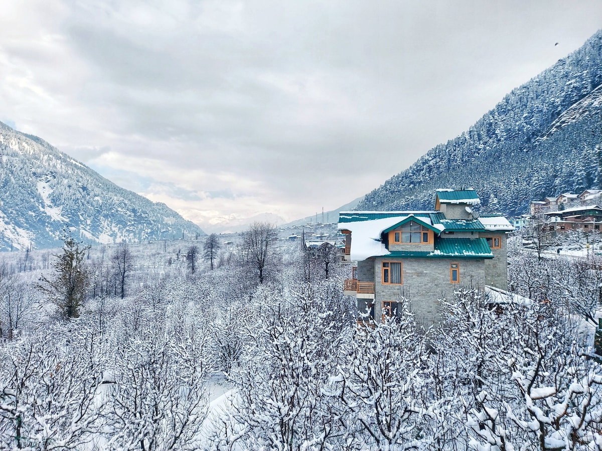 Wooden Cottage amidst Apple Orchards & Valley view