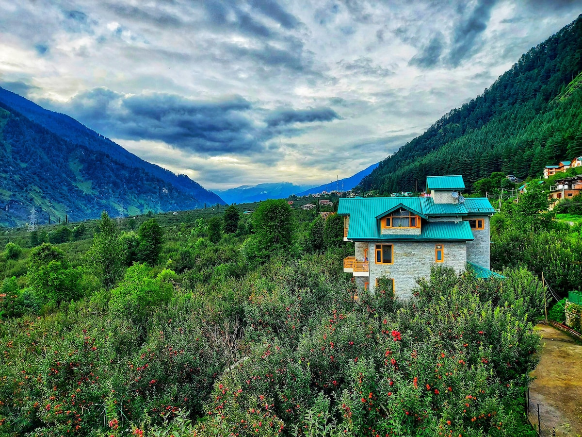 Wooden Cottage amidst Apple Orchards & Valley view