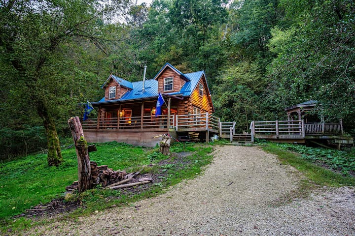 Secluded log cabin with hot tub