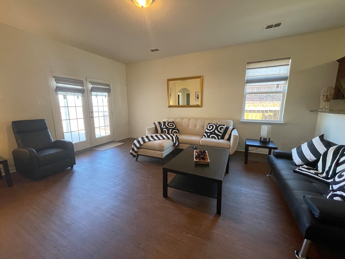 Modern Cozy 3BR Home in Forney