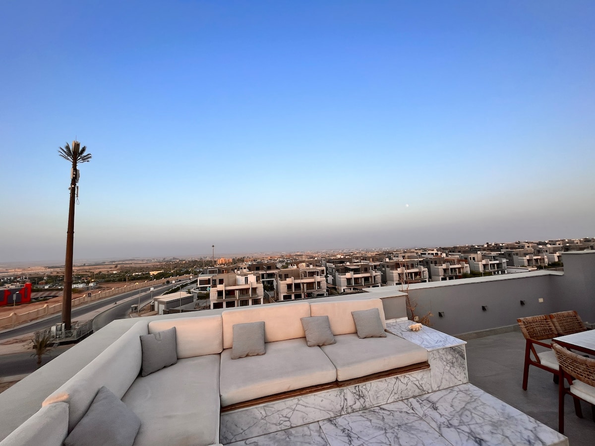Beautiful Rooftop Retreat in Zayed