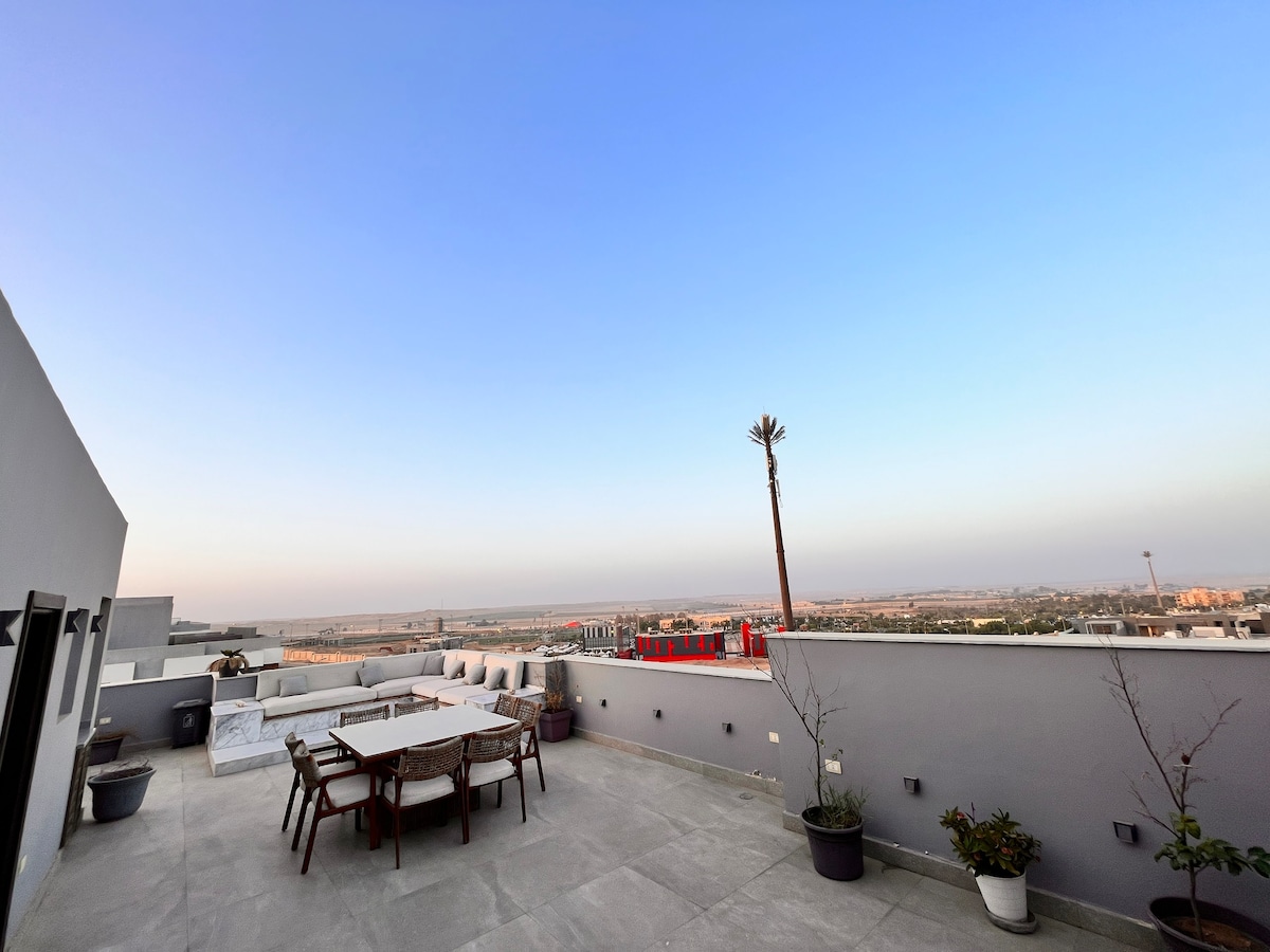 Beautiful Rooftop Retreat in Zayed