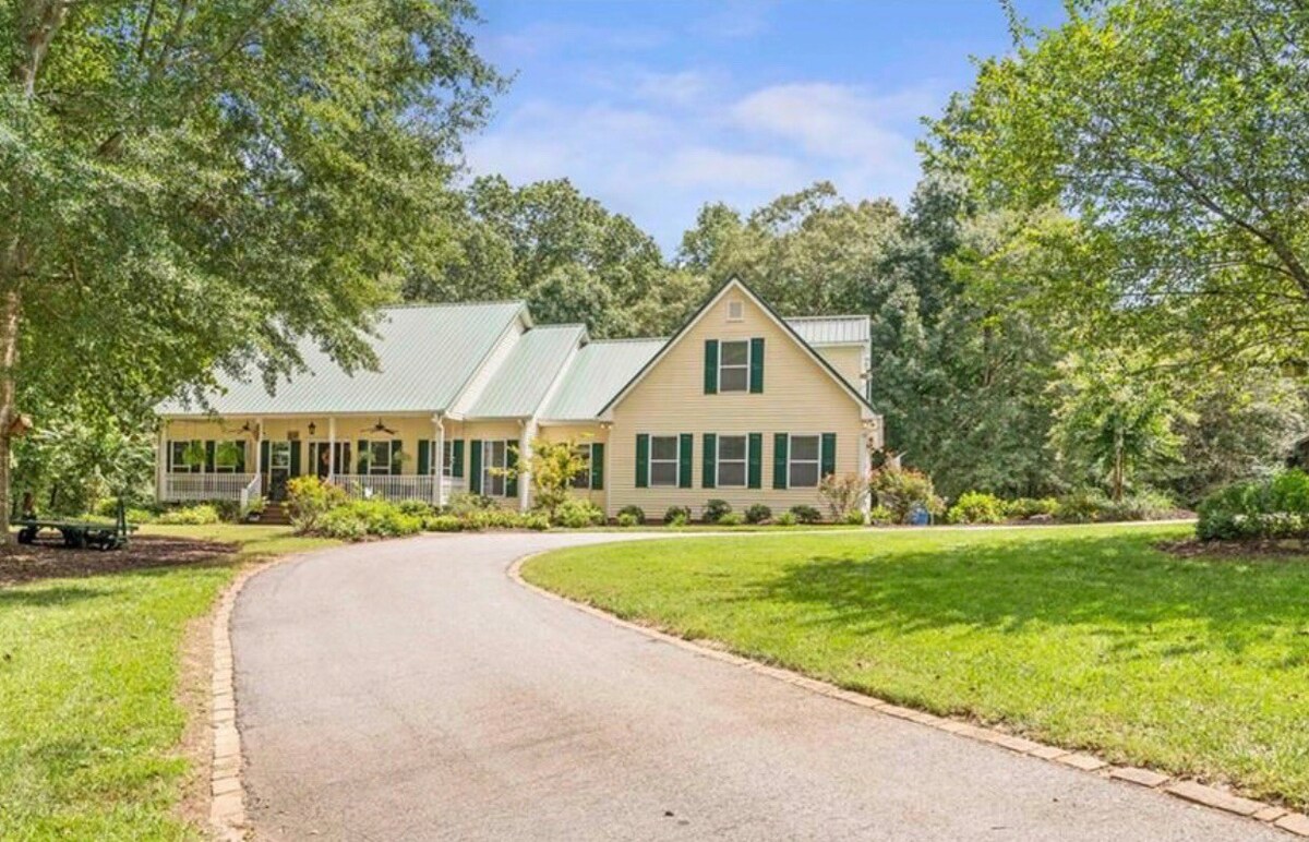 The Dawg House-
Garage apartment on farm near UGA