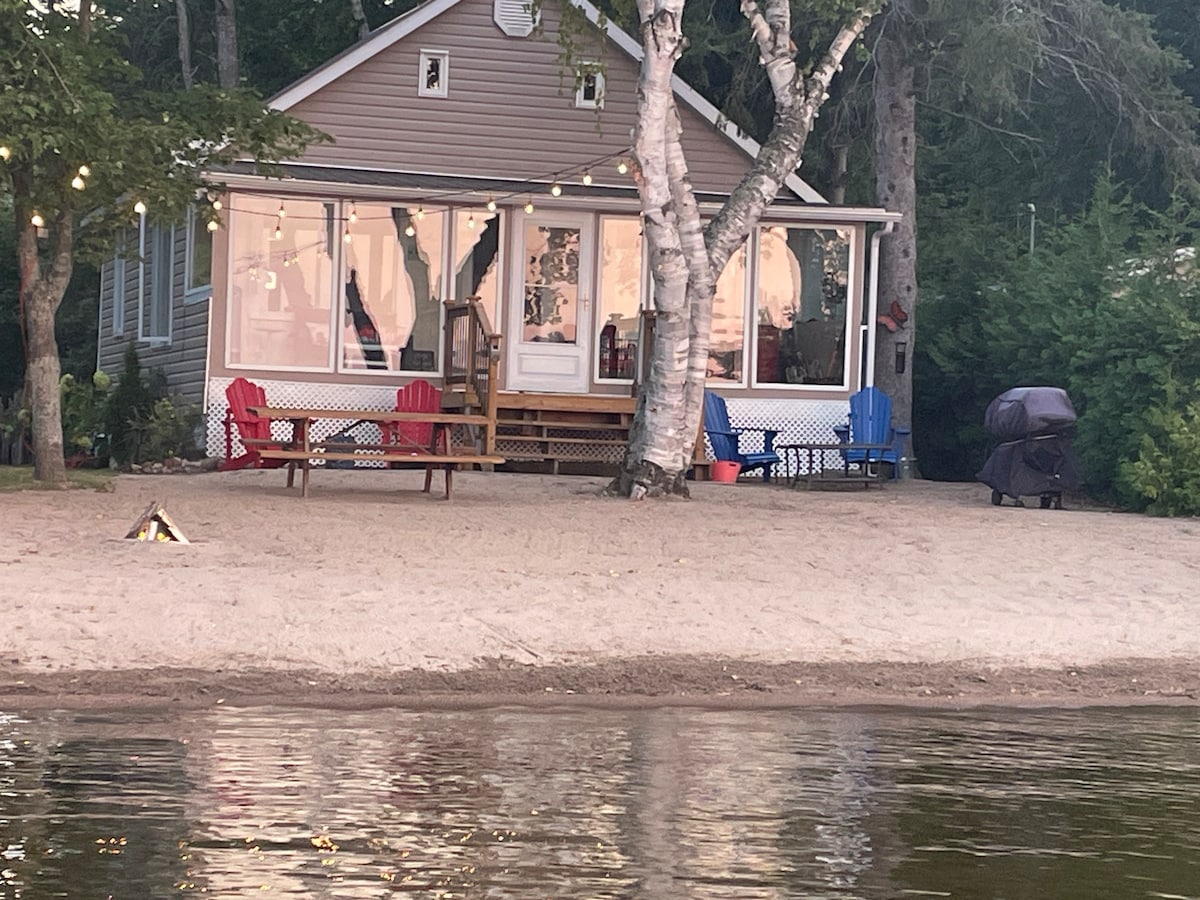 金湖（ Golden Lake ）适合家庭入住的海滨小屋