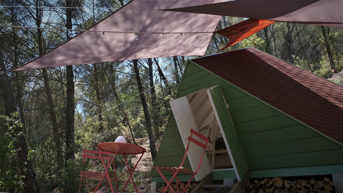 Le Logicube: Cabane artistique en pleine nature