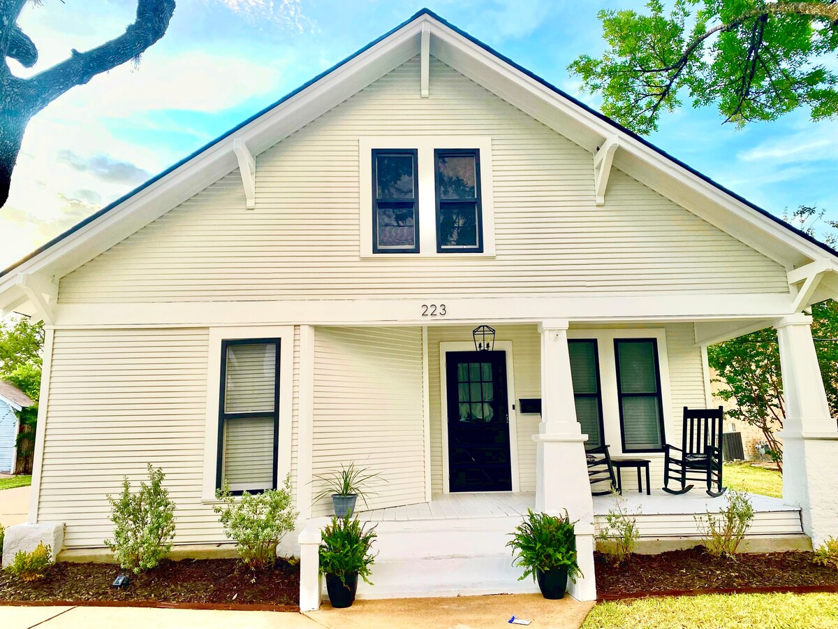 Beautiful cottage minutes to Round Top & Ice Plant