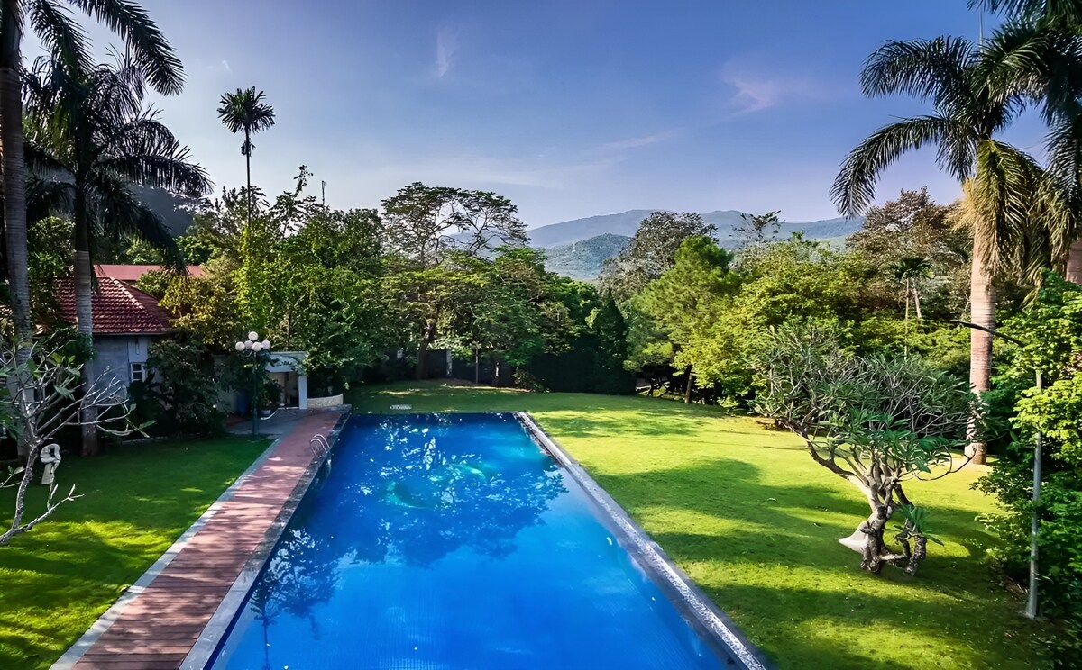 宽敞的G-Ribbon别墅，带私人泳池和山脉