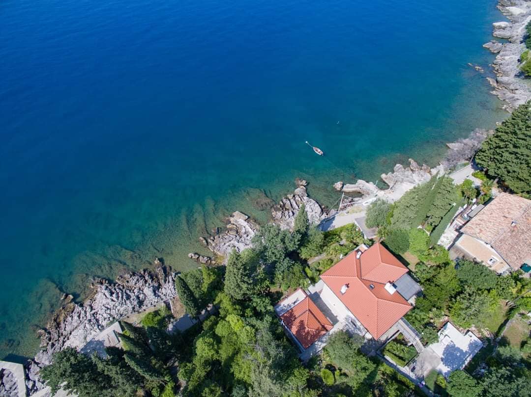 Costa-Bella**** apartman uz more okružen zelenilom