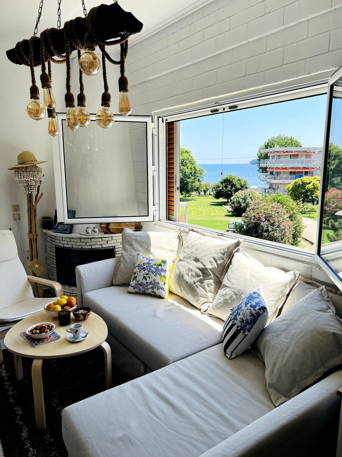 {Seaview} Lovely art 1-bedroom holiday home