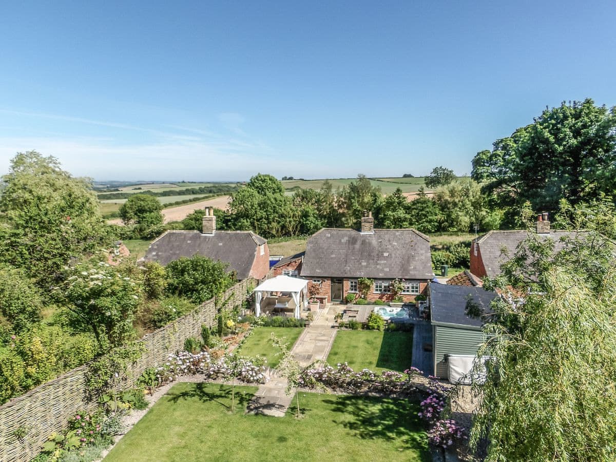 Jolls Cottage with hot tub Lincolnshire Wolds