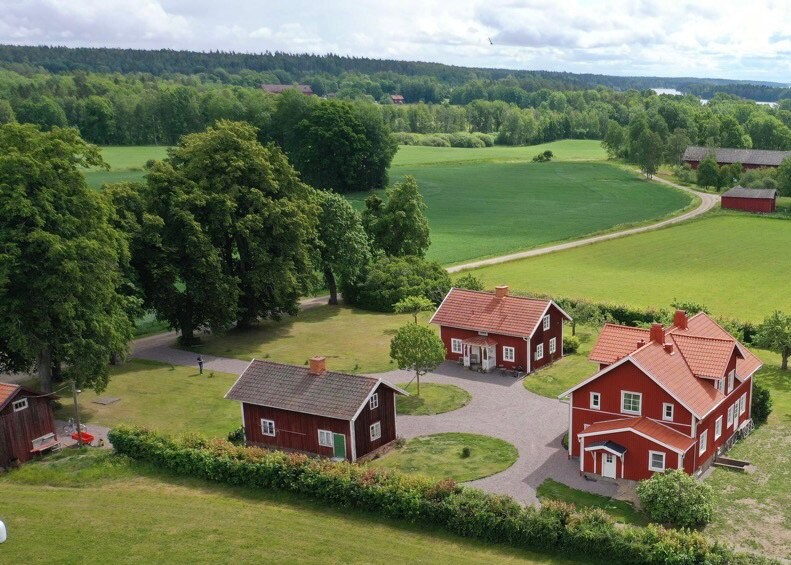 位于Sörmland田园的漂亮湖畔别墅。