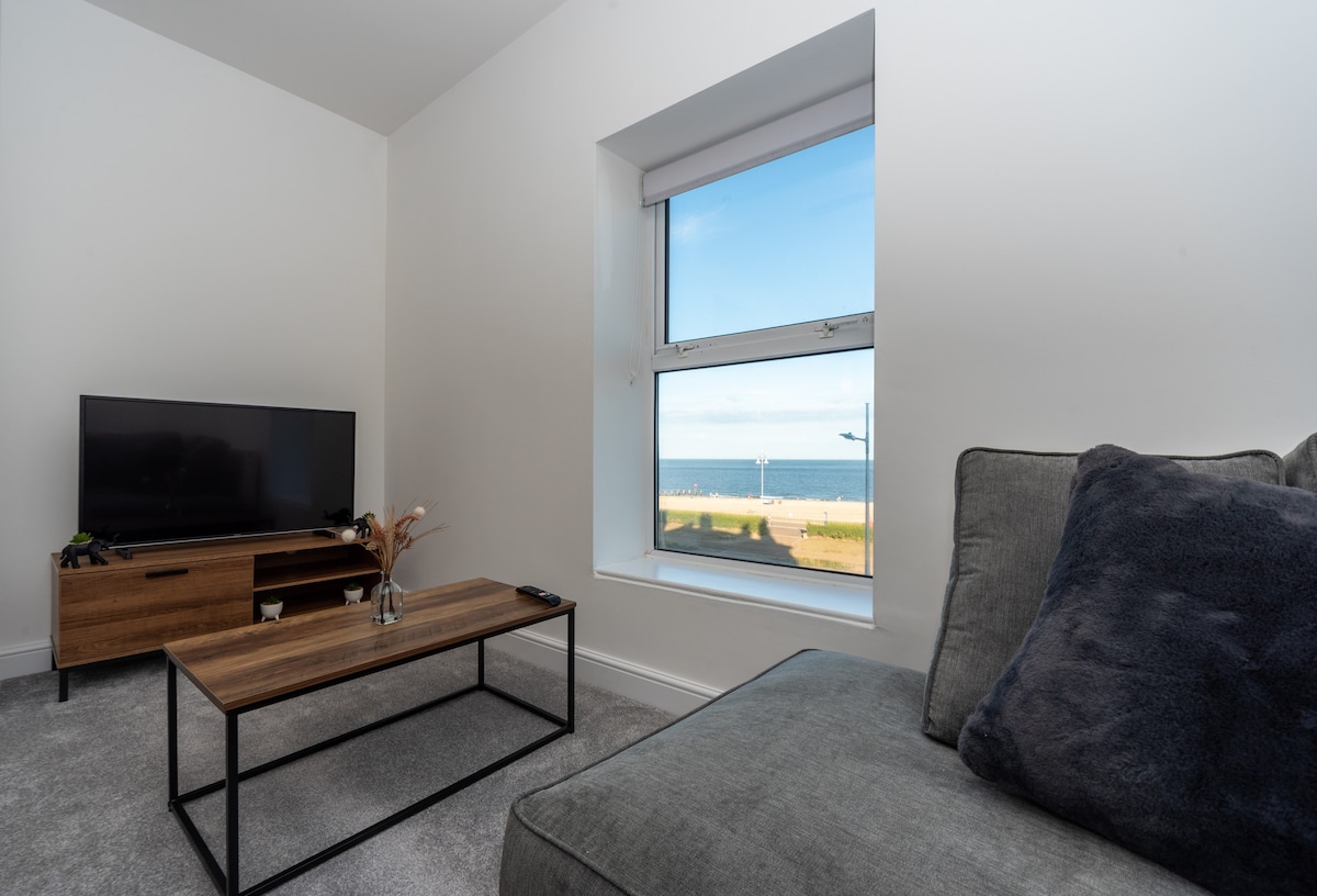 Sea Views- Modern 2 Bedroom Serviced Apartment