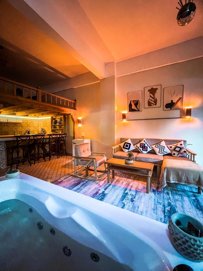 萨潘卡海岸线上带私人按摩浴缸的波希米亚客房