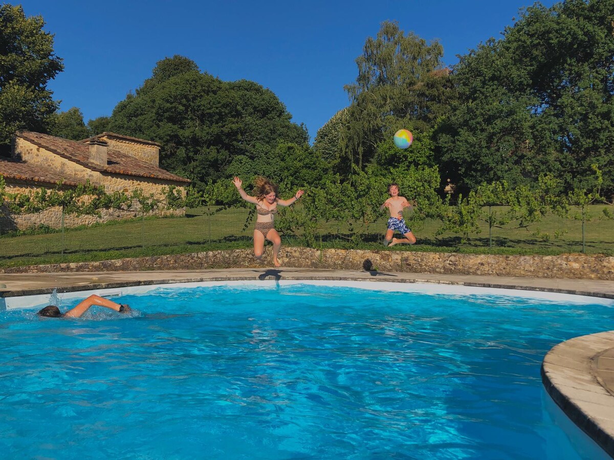 Grande maison à la campagne avec piscine