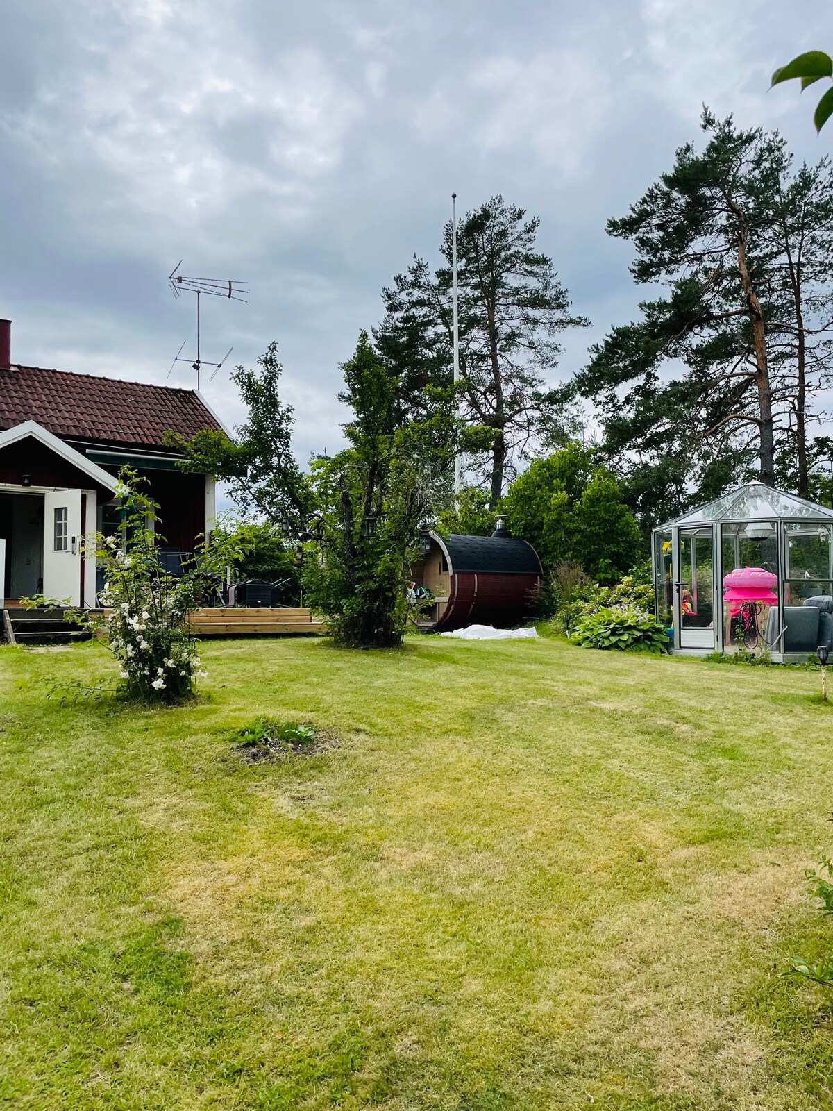 Idylliskt paradis vid skogen med vedeldad bastu.