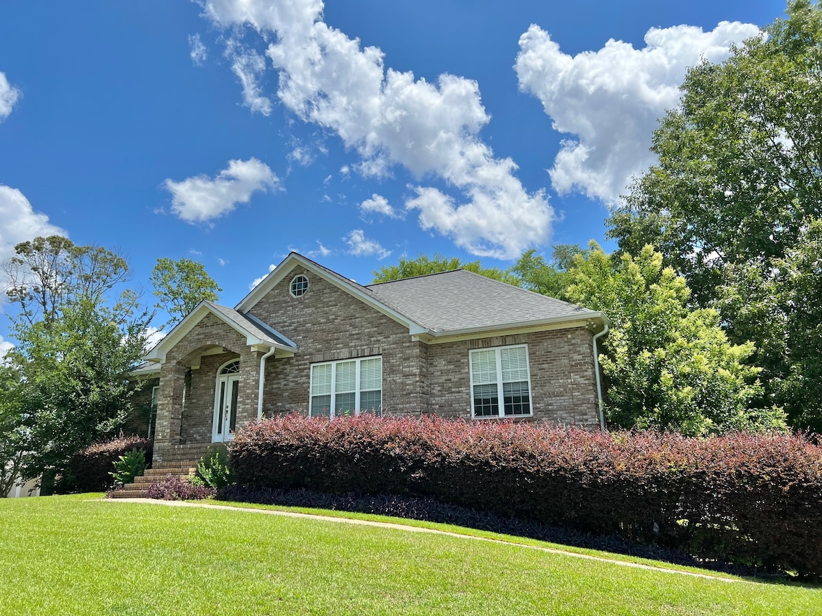 Spacious Lake House with 6 bedrooms, tons of fun