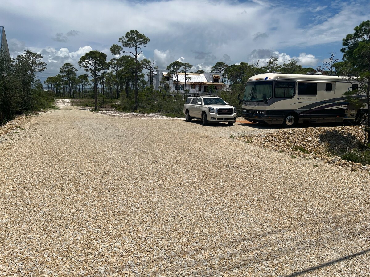 佛罗里达州圣布拉斯北角的宁静露营车露营地